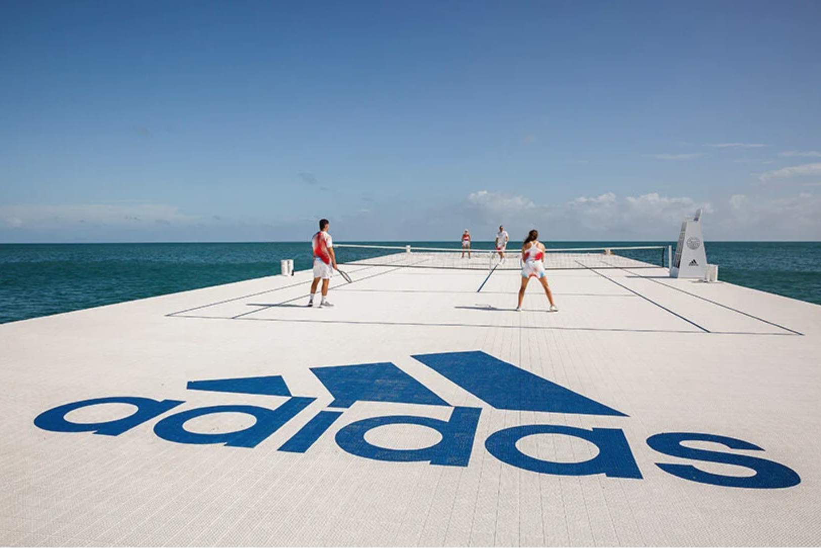 adidas-tenis-kortu_bigumigu_1.png resifin-ortasinda-geri-donusturulmus-bir-tenis-kortu