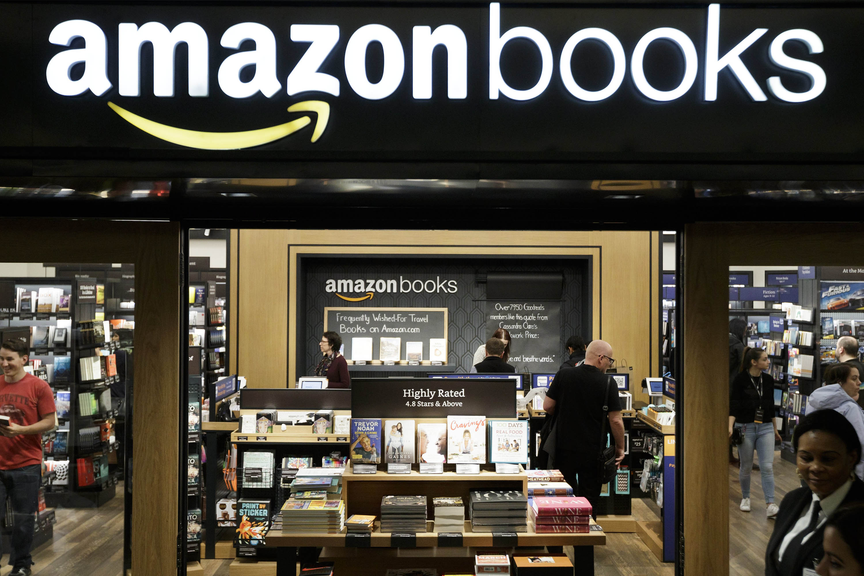 amazon-bookstore-nyc-1.jpg amazon-68-fiziksel-perakende-magazasini-kapatacagini-acikladi