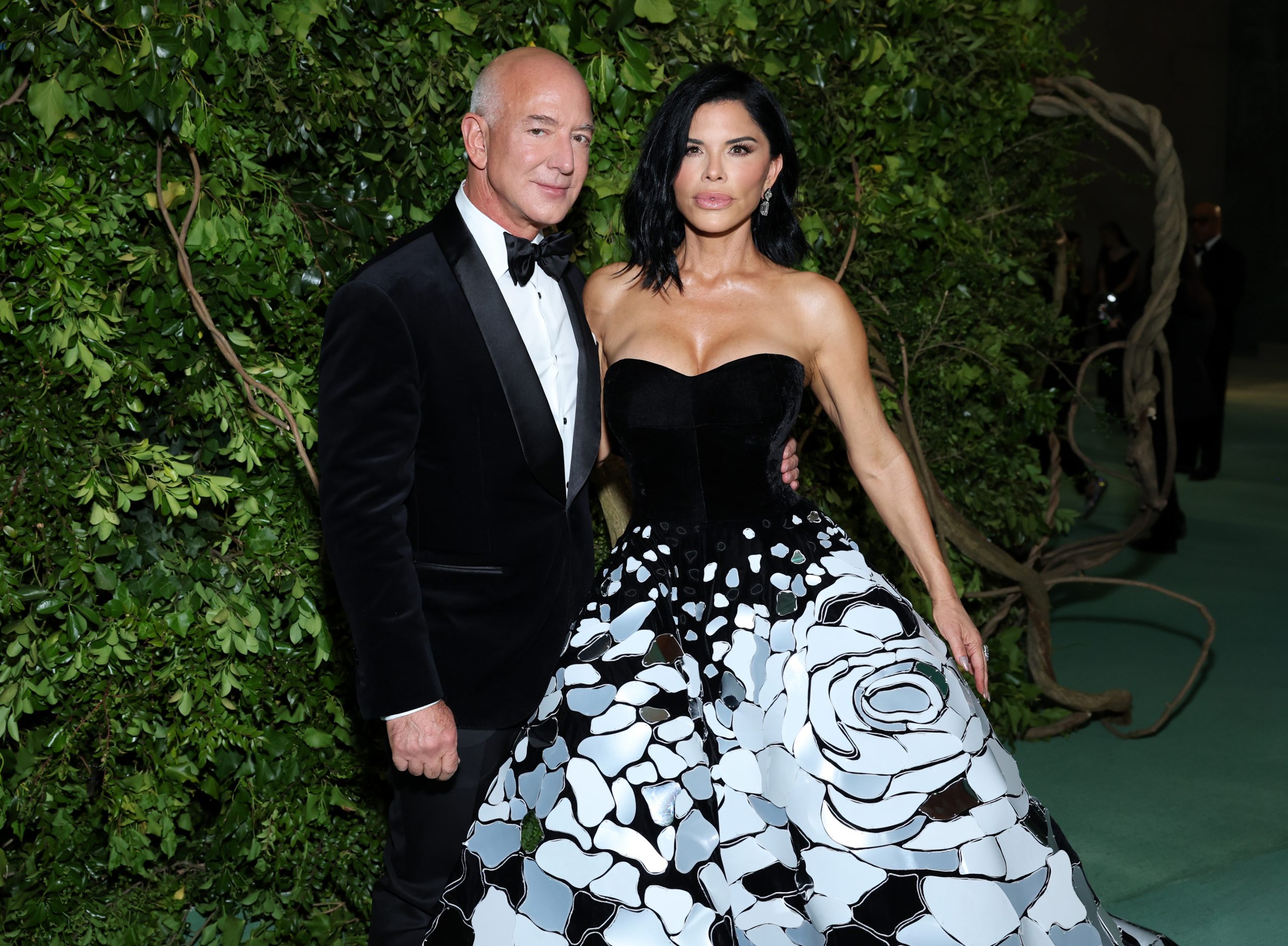 jeff-bezos-met-galada.jpg