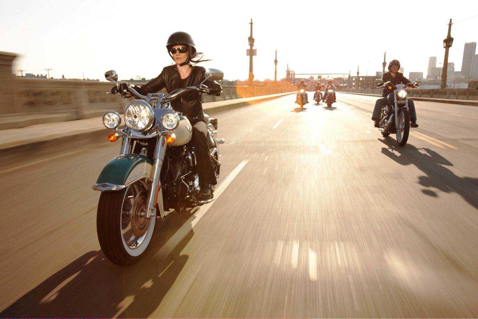 2009-Harley-Davidson-Touring-FLHRCRoadKingClassice