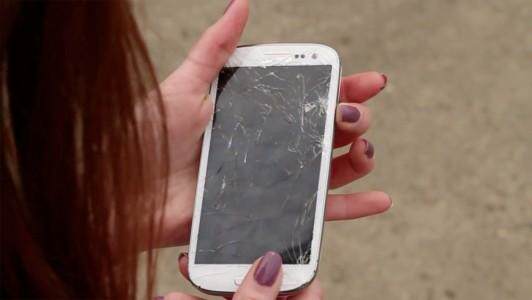 Samsung-Galaxy-S3-screen-cracked-drop-test-damage