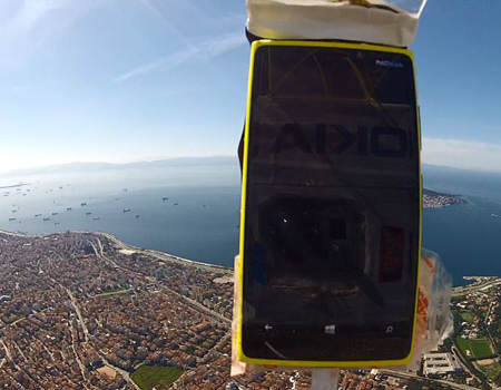 nokia-lumia-920-yi-35-bin-metrede-stratosferde-denedi-0