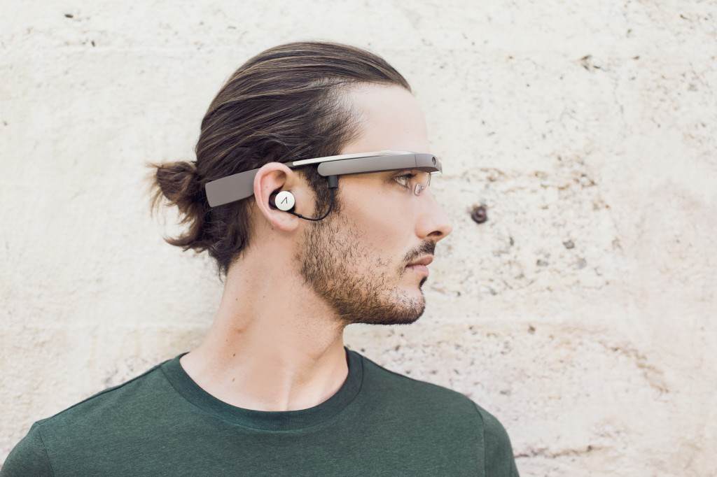 Yeni lensi ve mono kulaklığı ile güncellenmiş Google Glass.