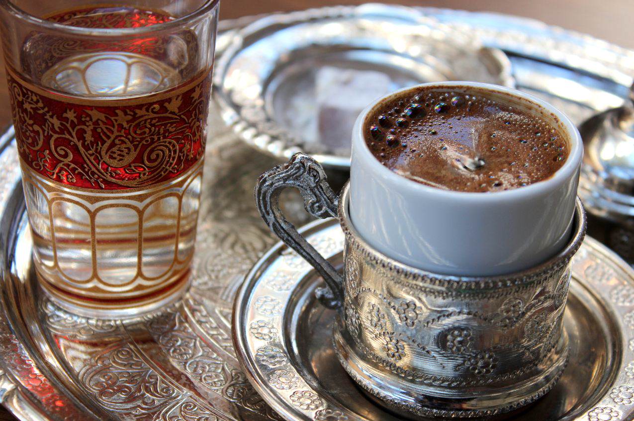 В турции подают кофе с водой. Кофе турецкий Turk Kahvesi. Турецкий кофе Кахвеси. Тюрк Кахвеси турецкий кофе. Кофе по восточному.
