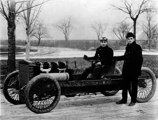 Henry Ford (sağda) ve 'Ford 999' ismini verdiği yarış aracı